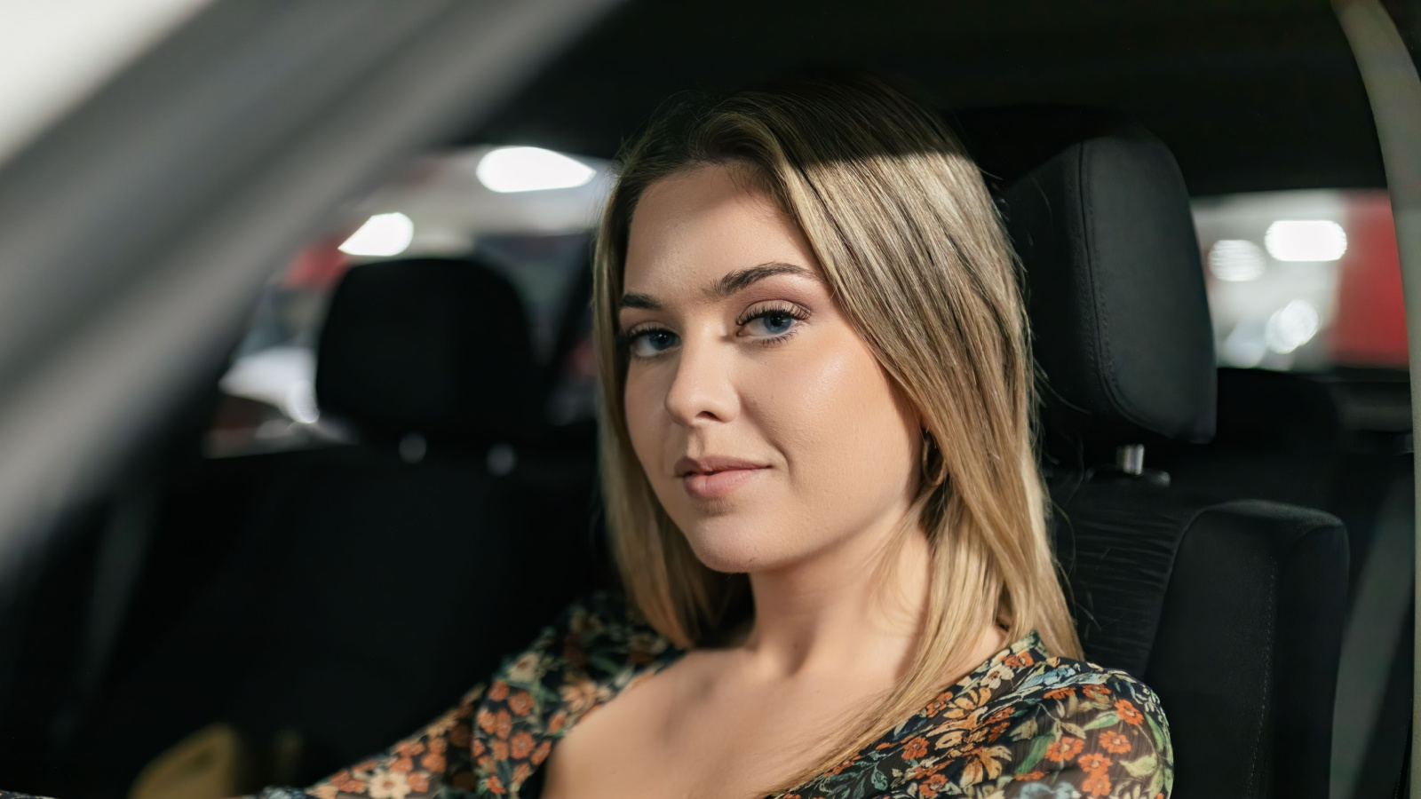 She Pulled the Wheel of Her Boyfriend’s Car While He Was Driving Because She Wanted Dessert, They Hit Another Car, and Her Boyfriend Got Cussed Out by the Other Driver—All While She Was Sitting Prettily Inside the Car