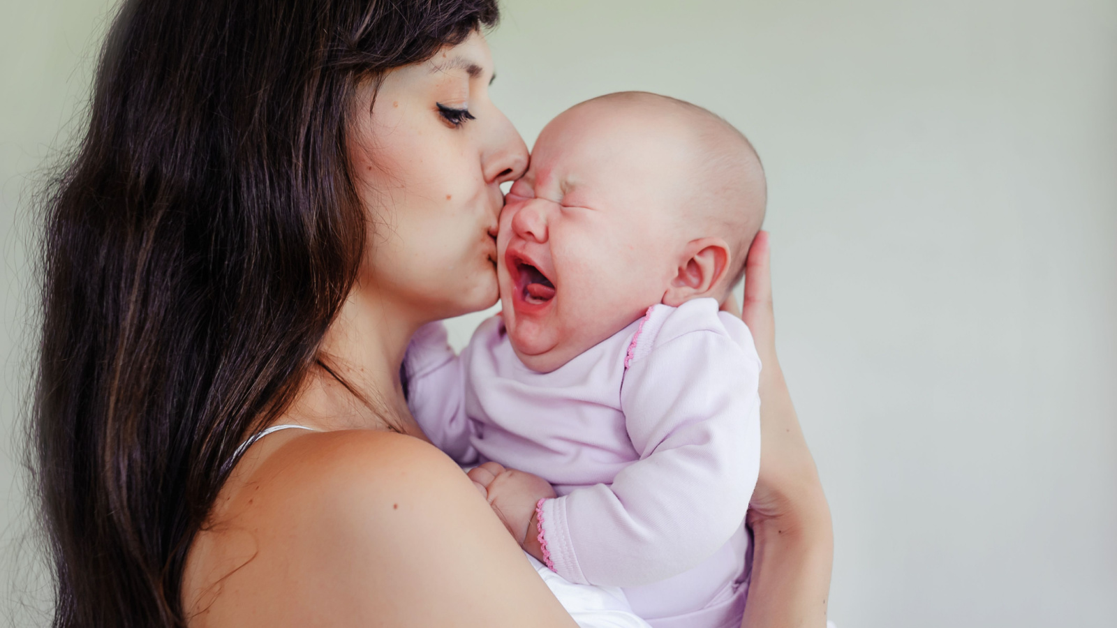 He baby cries. Мама с младенцем на руках. Девочка на руках у мамы. Мама и Плачущий младенец. Новорожденный на руках у мамы.