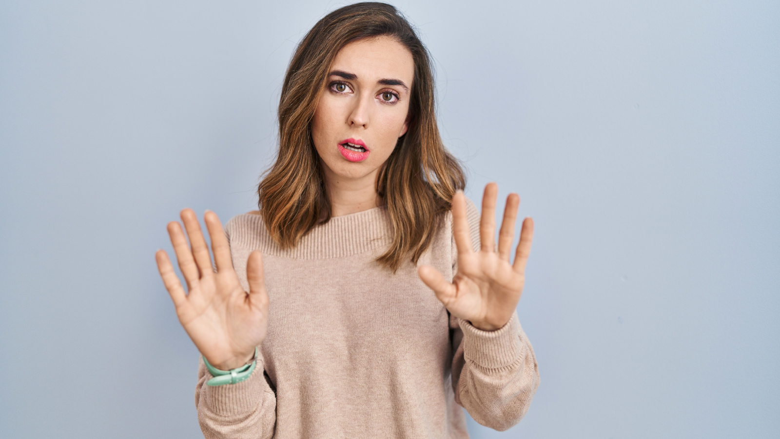 She Adamantly Refused to Give Her Sister Half of the College Fund Her Aunt Set Up for Her. Now She’s Threatened With the Silent Treatment!